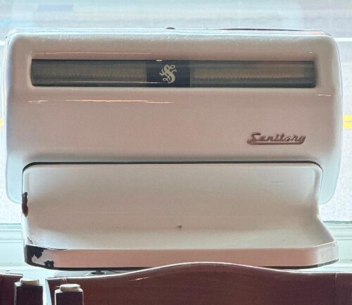 VINTAGE SANITARY COMMERCIAL MECHANICAL COUNTER SCALE WITH PORCELAIN-ENAMEL METAL HOUSING, FRONT WEIGHT INDICATOR DISPLAY, AND INTEGRATED WEIGHING TRAY. WHITE ENAMEL FINISH