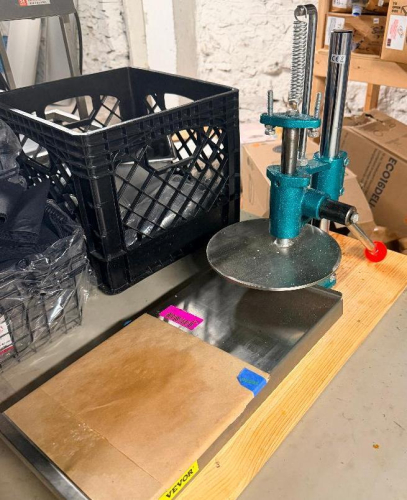 VEVOR MANUAL COMMERCIAL PATTY / BURGER PRESS WITH CAST METAL FRAME, ROUND PRESS PLATE, SPRING-LOADED RETURN MECHANISM, HAND LEVER, AND STAINLESS STEEL WORK BASE.
