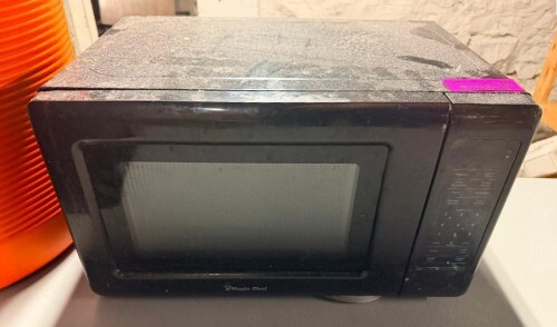 1000 WATT MAGIC CHEF MICROWAVE.