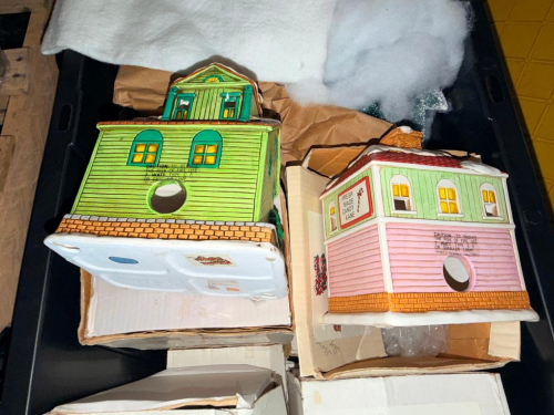 (3) BOXES OF COLLECTABLE CHRISTMAS VILLAGE HOUSES AND HOLIDAY D&Eacute;COR.