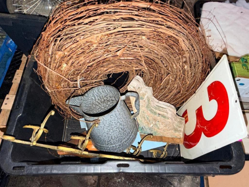 PLASTIC TOTE AND CONTENTS -ASSORTED D&Eacute;COR