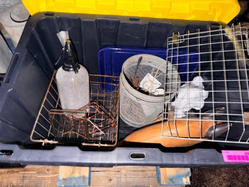 PLASTIC TOTE AND CONTENTS -ASSORTED D&Eacute;COR