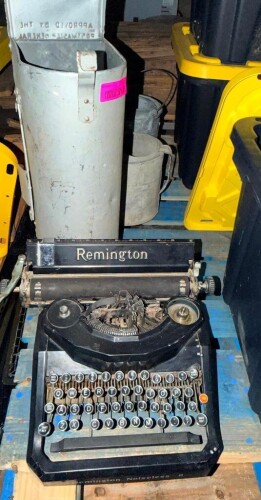 VINTAGE REMINGTON TYPE WRITER