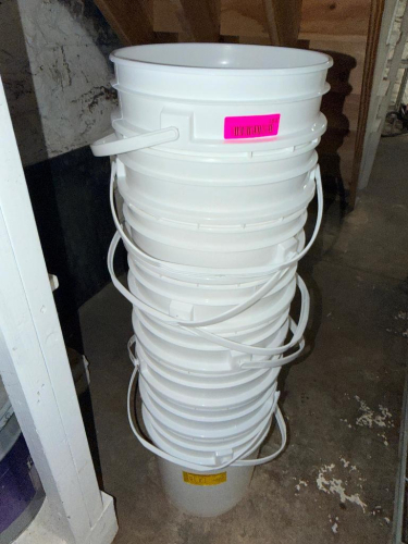 (10) PLASTIC 5 GALLON BUCKETS W/ LIDS