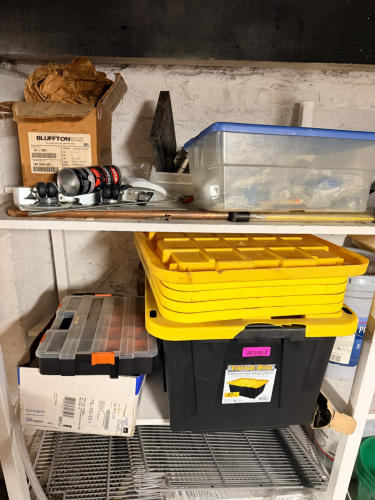 (1) LOT OF ASSORTED PLASTIC TOTES, BUILDING SUPPLIES, AND HARDWARE.