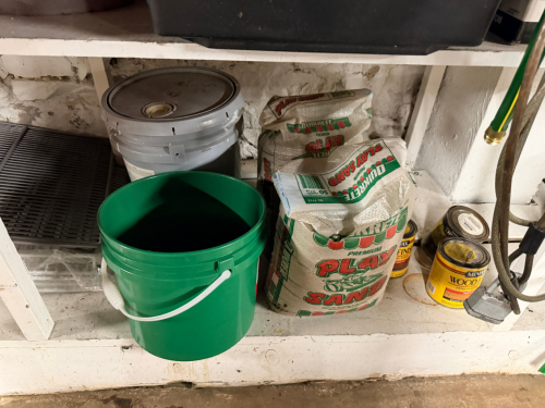 (1) LOT OF ASSORTED PLASTIC TOTES, BUILDING SUPPLIES, AND HARDWARE.