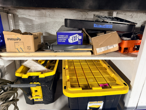 (1) LOT OF ASSORTED PLASTIC TOTES, BUILDING SUPPLIES, AND HARDWARE.