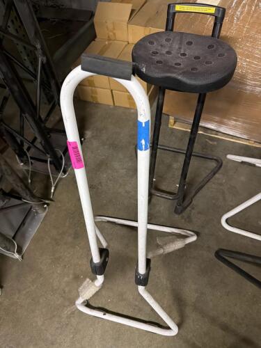 (1) BAR STOOL WITH ADDITONAL STOOL FRAME