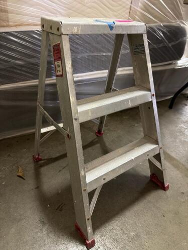 (1) ALUMINUM STEP LADDER