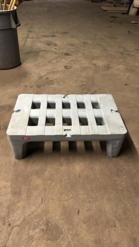 (1) METRO PLASTIC DUNNAGE RACK