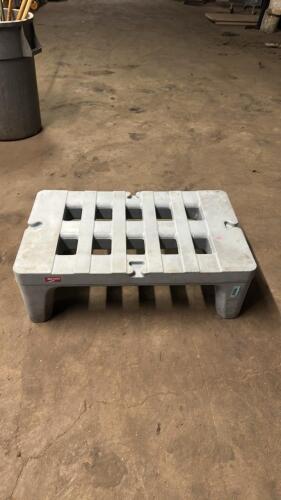 (1) METRO PLASTIC DUNNAGE RACK