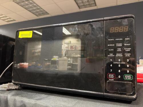 (1) BLACK COUNTERTOP MICROWAVE OVEN