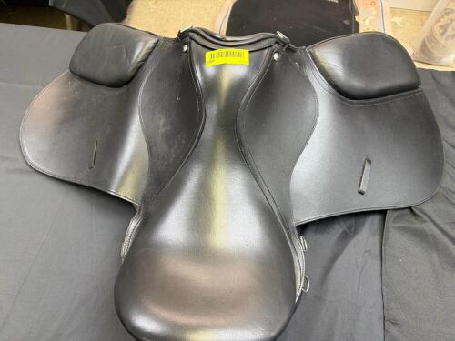 (1) BLACK ENGLISH HORSE SADDLE