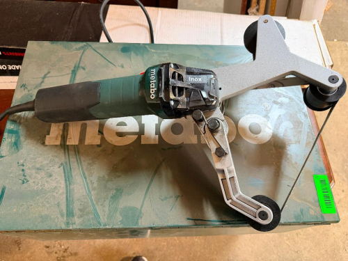 METABO VARIABLE-SPEED PIPE BELT SANDER WITH WRAPAROUND SANDING ARM, THREE-ROLLER BELT SYSTEM, AND ASSORTED SANDING BELTS.