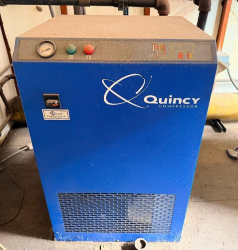 QUINCY NON-CYCLING REFRIGERATED COMPRESSED AIR DRYER WITH INTEGRATED CONTROL PANEL, PRESSURE GAUGE, AIR-COOLED REFRIGERATION SYSTEM, AND FLOOR-MOUNT CABINET