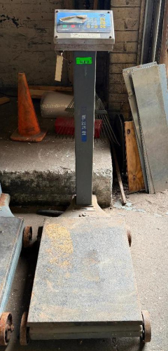 FAIRBANKS HEAVY-DUTY PLATFORM SCALE WITH COLUMN-MOUNTED DIGITAL WEIGHT INDICATOR, STEEL WEIGHING PLATFORM, KEYPAD CONTROLS, TARE, GROSS/NET, ZERO, AND LB./KG WEIGHING FUNCTIONS.
