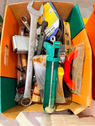 (1) BOX OF ASSORTED HAND TOOLS.