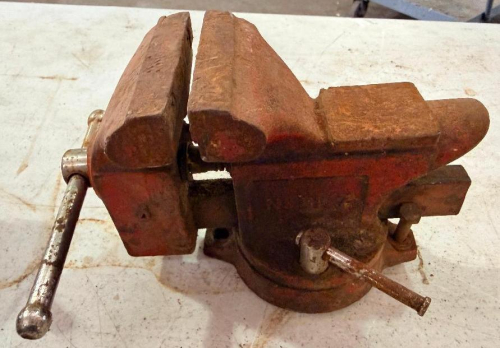 HEAVY DUTY 4" TABLE VICE.