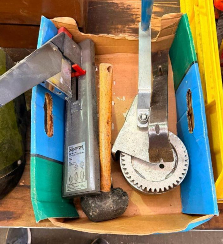 (1) BOX OF ASSORTED HAND TOOLS.