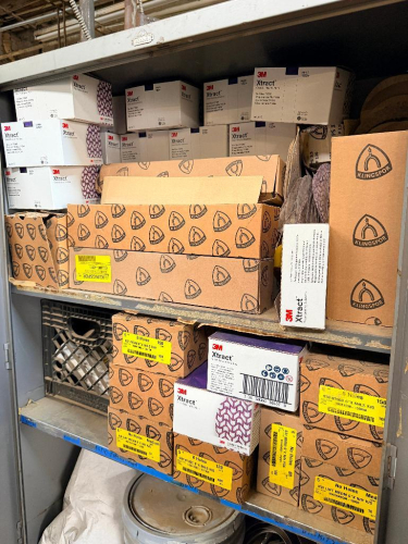 CONTENTS OF METAL STORAGE CABINET INCLUDING ASSORTED 3M XTRACT AND KLINGSPOR ABRASIVE DISCS, SANDING DISCS, SANDING SHEETS, ABRASIVE SUPPLIES, BUCKETS, BAGS, AND MISCELLANEOUS SHOP CONSUMABLES. INCLUDES MULTIPLE BOXES OF 5" AND 6"