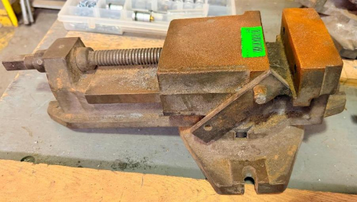 ENCO HEAVY-DUTY MACHINE VISE WITH CAST IRON BODY, STEEL JAWS, LEAD SCREW ADJUSTMENT, AND SWIVEL BASE WITH DEGREE GRADUATIONS.