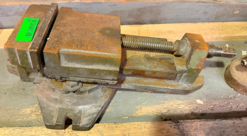 KURT HEAVY-DUTY PRECISION MACHINE VISE WITH CAST IRON BODY, STEEL JAWS, AND LEAD SCREW CLAMPING MECHANISM.