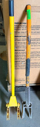 (2) LONG-HANDLE MATERIAL HANDLING TOOLS INCLUDING A YELLOW MANUAL LIFTING / PRY TOOL WITH ROLLER-STYLE BASE