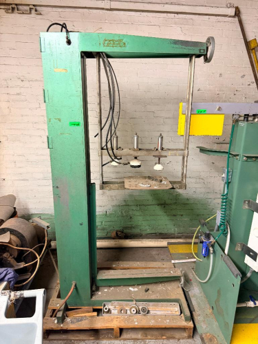 INDUSTRIAL PNEUMATIC PRESS / LIFT ASSEMBLY WITH HEAVY STEEL FRAME, VERTICALLY ADJUSTABLE CROSSHEAD, MULTIPLE AIR CYLINDERS, PNEUMATIC HOSES, HANDWHEEL ADJUSTMENT AND LOWER WORK PLATFORM.