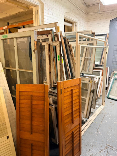 (1) LOT OF ASSORTED RECLAIMED VINTAGE WINDOWS AND WINDOW FRAMES.