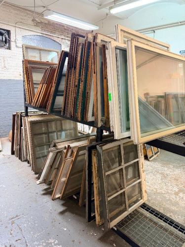 (1) LOT OF ASSORTED RECLAIMED VINTAGE WINDOWS AND WINDOW FRAMES.