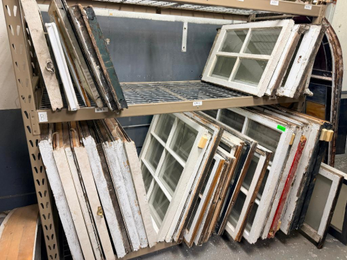 (1) LOT OF ASSORTED RECLAIMED VINTAGE WINDOWS AND WINDOW FRAMES.