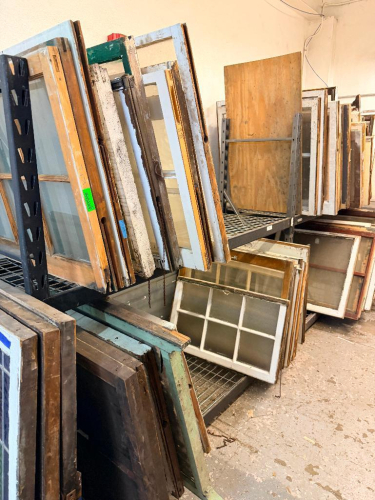 (1) LOT OF ASSORTED RECLAIMED VINTAGE WINDOWS AND WINDOW FRAMES.