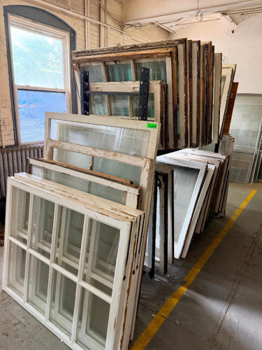 (1) LOT OF ASSORTED RECLAIMED VINTAGE WINDOWS AND WINDOW FRAMES.
