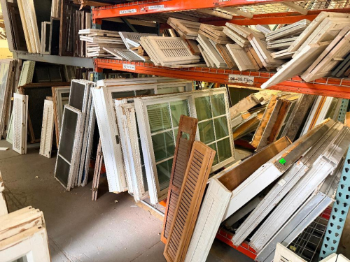 (1) LOT OF ASSORTED RECLAIMED VINTAGE WINDOWS AND WINDOW FRAMES.