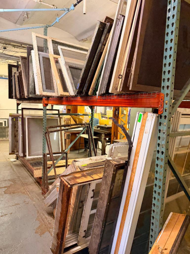 (1) LOT OF ASSORTED RECLAIMED VINTAGE WINDOWS AND WINDOW FRAMES.