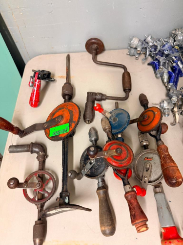 LOT OF VINTAGE HAND-CRANK DRILLS AND BRACES WITH GEARED DRIVE MECHANISMS, WOOD HANDLES, METAL CHUCKS AND ASSORTED SIZES AND STYLES.