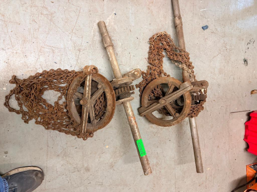 (2) VINTAGE MANUAL CHAIN-OPERATED PIPE VISE / CLAMP ASSEMBLIES WITH CAST IRON HANDWHEELS, GEARED CLAMPING MECHANISMS, STEEL SHAFTS AND HEAVY CHAINS.