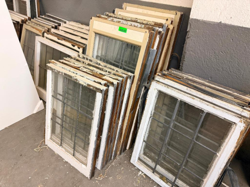 (1) LOT OF ASSORTED RECLAIMED VINTAGE WINDOWS AND WINDOW FRAMES.