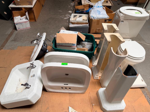(1) LOT OF ASSORTED BATHROOM FIXTURES, SINKS, AND PEDESTALS.
