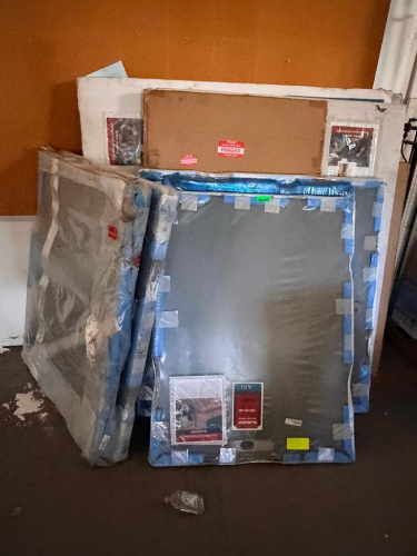 (1) LOT OF ASSORTED SHOWER PANELS AND BASES.