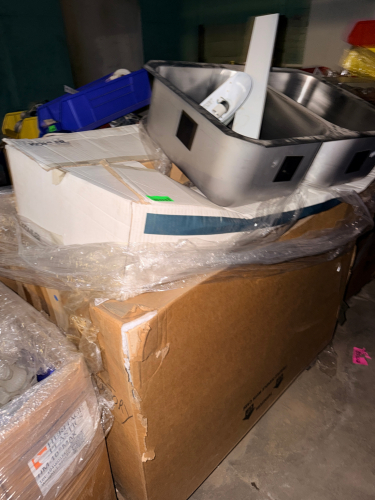 (1) PALLET OF ASSORTED SINKS AND KITCHEN HARDWARE.