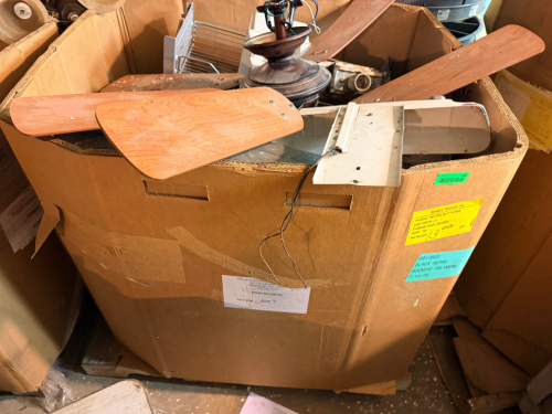 (1) PALLET OF ASSORTED LIGHT FIXTURES AND HARDWARE.