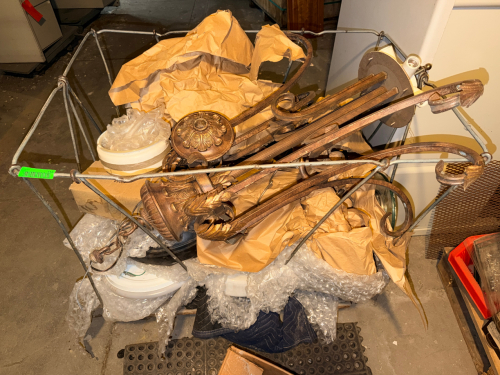 (1) LOT OF ASSORTED LIGHTING AND LIGHT FIXTURES.