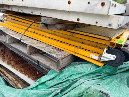 (1) SET OF 72" BAKERS SCAFFOLDING. ( YELLOW )