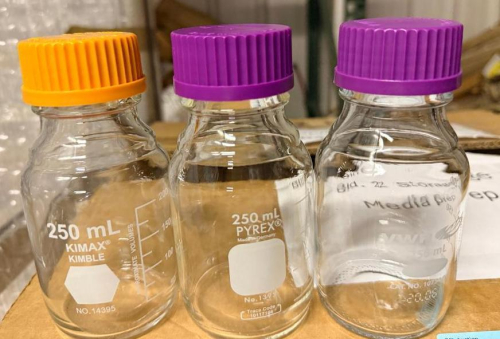 (1) BOX OF ASSORTED 250 ML KIMAX / KIMBLE AND PYREX LAB GLASS BOTTLES.