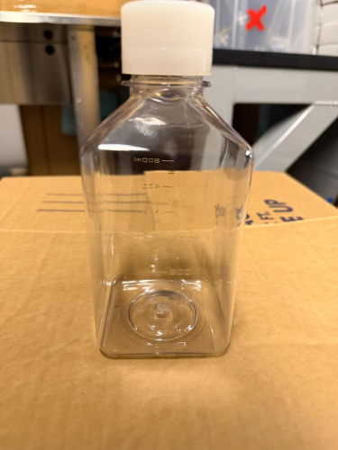 (1) BOX OF CLEAR SQUARE 500 ML LABORATORY PLASTIC BOTTLES WITH WHITE SCREW CAPS AND MOLDED GRADUATION MARKINGS. CARTONED LOT OF BOTTLES AS SHOWN.