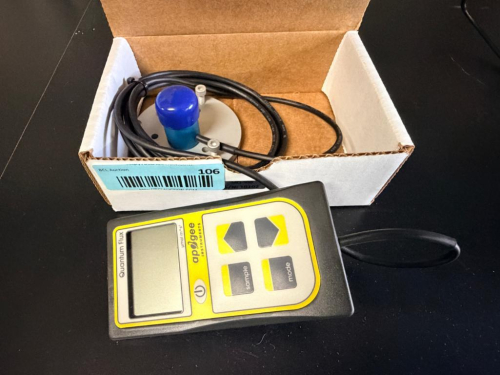 APOGEE INSTRUMENTS QUANTUM FLUX METER WITH DIGITAL HANDHELD DISPLAY, EXTERNAL QUANTUM SENSOR, CONNECTING CABLE AND SENSOR MOUNTING ASSEMBLY. MEASURES PHOTOSYNTHETIC PHOTON FLUX DENSITY (PPFD).
