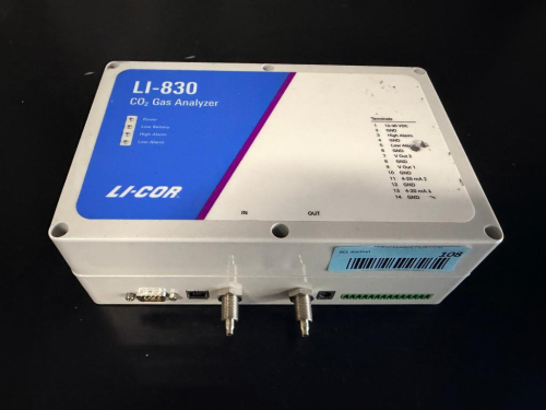 LI-COR LI-830 CO2 GAS ANALYZER WITH GAS INLET AND OUTLET PORTS, STATUS INDICATORS, SERIAL COMMUNICATION CONNECTION AND TERMINAL BLOCK CONNECTIONS.