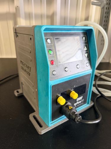 WATSON-MARLOW QDOS 30 UNIVERSAL PERISTALTIC CHEMICAL METERING PUMP WITH DIGITAL CONTROL DISPLAY, PROGRAMMABLE OPERATING CONTROLS, DUAL FLUID CONNECTIONS AND TUBING