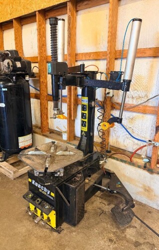 KUNCHY KC-558 AUTOMATIC TIRE CHANGER WITH PNEUMATIC ASSIST ARMS, FOUR-JAW WHEEL CLAMPING TURNTABLE, PNEUMATIC BEAD BREAKER, SWING ARM MOUNTING HEAD, AND THREE-PEDAL FOOT CONTROL SYSTEM.